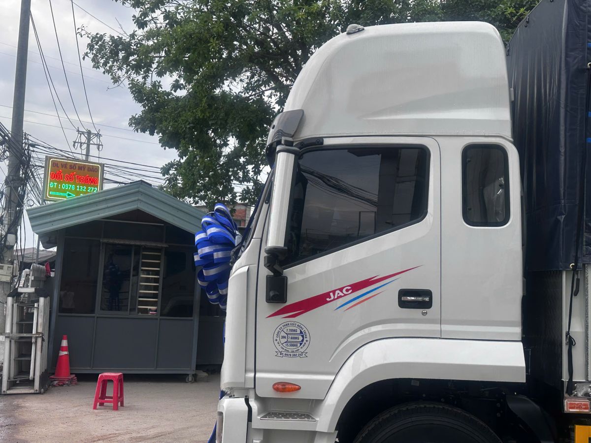 Khách hàng nhận xe tải JAC DAWOS 8.5 tấn