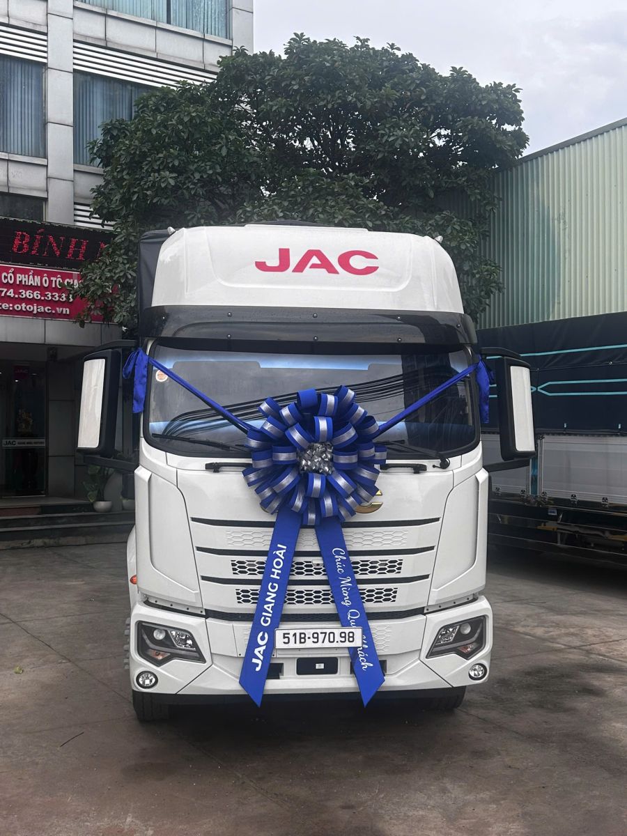 Khách hàng nhận bàn giao xe JAC DAWOS 8.5 tấn
