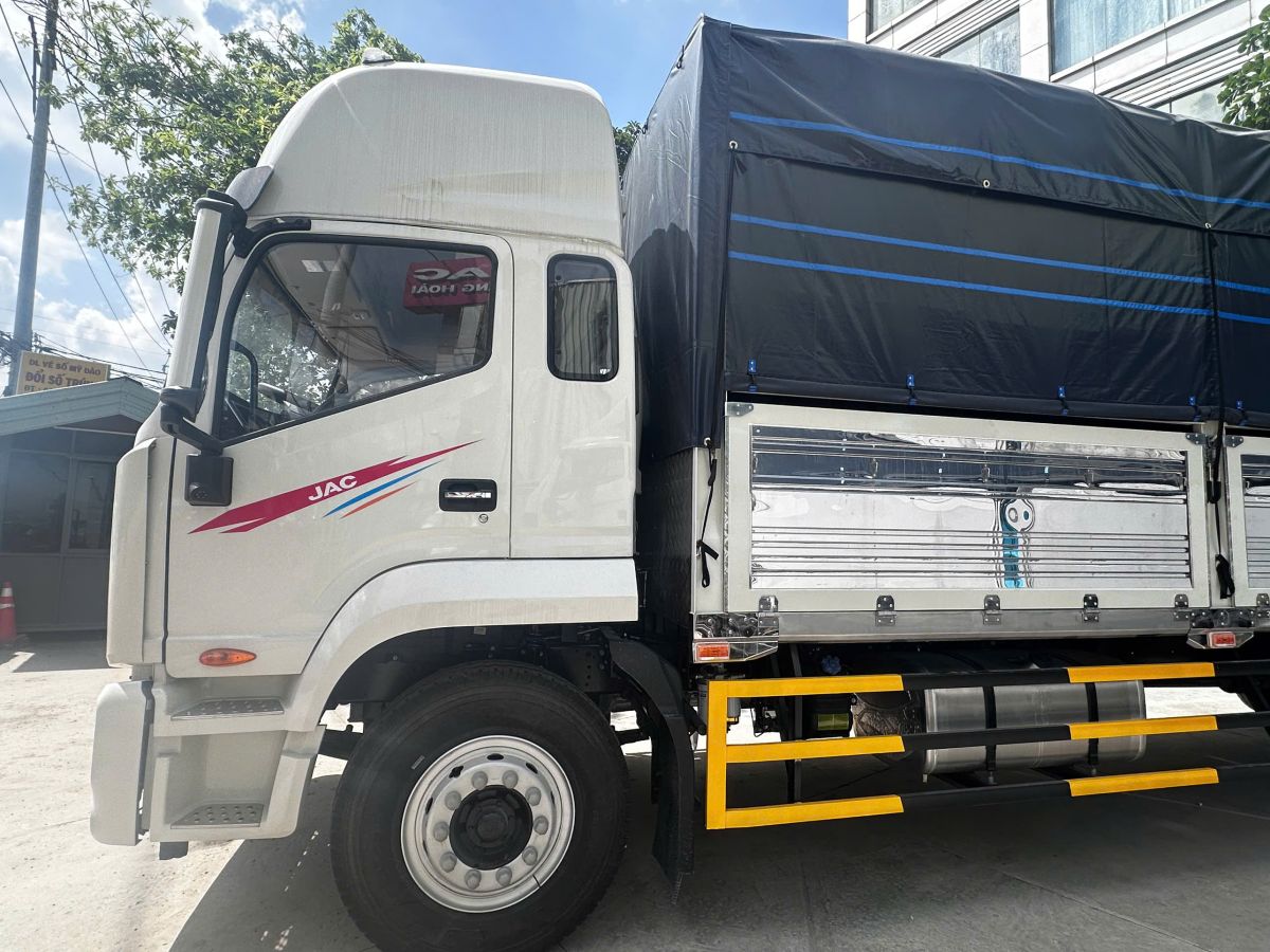 Xe tải JAC Dawos 9 tấn thùng bạt