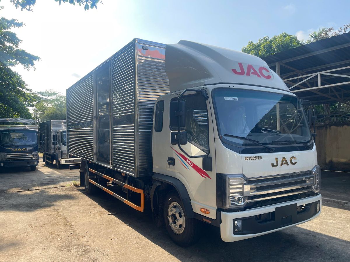 XE TẢI JAC N750 PLUS E5A THÙNG KÍN 7.4 TẤN