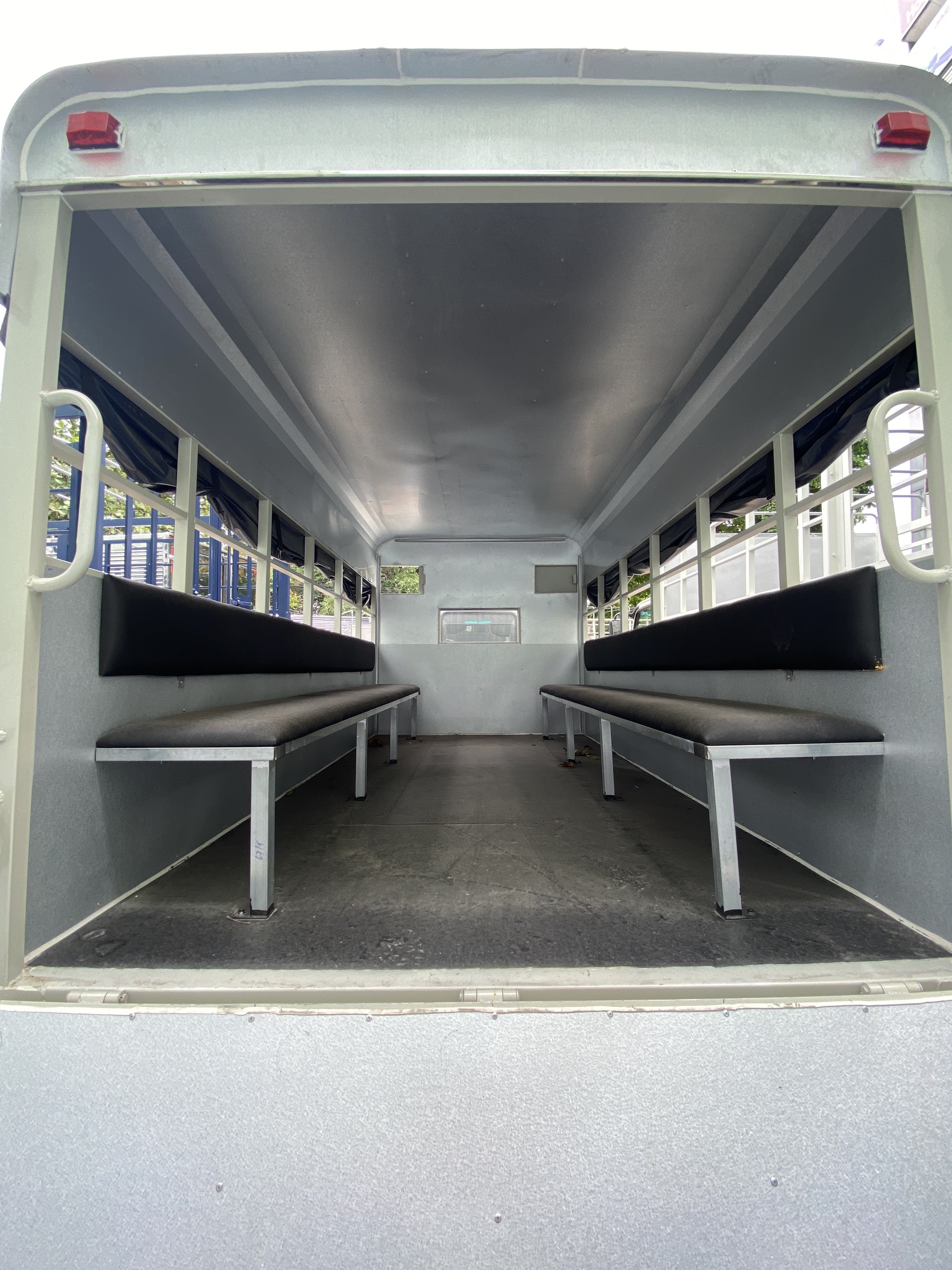 Thùng xe bố trí 2 băng ghế ngồi cho học viên, sàn sắt phẳng phiu, ghế ngồi bản to chắc chắn.